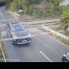Opt mașini au traversat calea ferată când barierele erau coborâte - Poliția Olt face cercetări