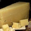 Un polițist n-a făcut mare brânză când a salvat 180 kg. de cheddar de la locul unui accident: A fost dat afară din Poliție
