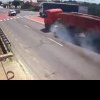 VIDEO Accident spectaculos surprins pe DN 6, în Dolj: Şoferul unui TIR a intrat pe contrasens și a lovit două mașini