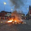 VIDEO Românii din Leeds au șocat Anglia. Autobuz incendiat, mașină de poliție răsturnată, după ce autoritățile au luat copiii unei familii