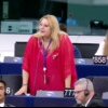 VIDEO Șoșoacă s-a luat la trântă iar în Parlamentul European: Mă ofer să mediez pacea cu Putin în numele UE! Europa e pe marginea prăpastiei