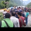 VIDEO Tragedie cumplită în Nepal! Zeci de oameni dați dispăruți, după ce două autobuze au fost măturate de pe şosea, din cauza unor alunecări de teren