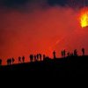 VIDEO Vulcanul Etna din Sicilia, în erupţie, le oferă turiştilor, noaptea, un adevărat spectacol