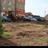 Au început lucrările de amenajare a unor spații verzi din Blaj: gazon, arbori și flori printre blocuri