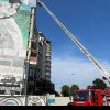 FOTO: Intervenție a pompierilor cu autoscara, în centrul municipiului Alba Iulia. Au fost îndepărtate elemente de construcție