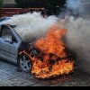 FOTO: O mașină a ars ca o torță într-o parcare din Cetatea Alba Carolina din Alba Iulia. Pompierii au oprit propagarea focului