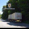FOTO: Șofer din Alba, prins cu un transport ilegal de lemne în Vâlcea. Polițiștii au confiscat camionul și materialul lemnos