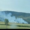Incendiu de vegetație uscată în zona kilometrului 50 a Austostrăzii A10, în județul Alba. Intervin pompierii din Aiud