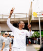 FOTO-VIDEO Snoop Dogg strălucește în timp ce poartă torța olimpică pe străzile Parisului