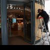 Magazinele din centrul Parisului se blindează, în așteptarea protestelor post-alegeri. Galerie FOTO
