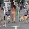 S-a dezbrăcat peste măsură, ca să scape de căldură. O femeie goală pușcă a ieșit la plimbare cu câinele pe străzile din București