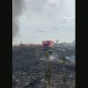 VIDEO. Incendiu puternic de vegetație lângă București. Flăcările au cuprins și mașina pompierilor