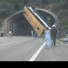 VIDEO. Un autobuz cu 60 de oameni s-a răsturnat la intrarea într-un tunel. Sunt peste 30 de răniți