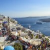 Haos în Santorini. 10.000 de pasageri ai unor vase de croazieră au „invadat” insula