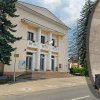 Au fost scoase lanțurile din fața Casei de Cultură ”Geo Bogza” Câmpina