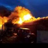 [VIDEO] Incendiu la Sânleani: o casă a fost lovită de trăsnet și a luat foc