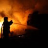 Casă distrusă de un incendiu puternic în Dâmbovița! Un bărbat a făcut atac de panică