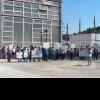 Dâmbovița: Protest spontan la Doicești! Sute de salariați ai Soceram S.A și MHC Water Power acuză SDEE că blochează investiția de 10 milioane de euro