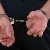 Scandal la Ciacova. Un tânăr băut a ajuns în arest după ce i-a spart geamurile vecinei sale