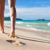 BENEFICIILE MERSULUI PE NISIP Mersul desculț pe nisipul de pe plajă are numeroase beneficii pentru sănătate