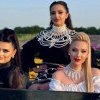 VIDEO | Trei buzoience frumoase cântă despre mândra modernă, cu pielea bronzată