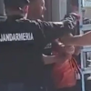 Clujean înarmat cu un cuțit, imobilizat de jandarmi într-o sală de jocuri din Cluj-Napoca. Bărbatul a fost dus la Poliție