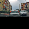 ,,De unde a apărut” - Șofer surprins pe contrasens pe o stradă din Cluj. Pietonii care aveau verde la semafor au trebuit să îi ofere prioritate - VIDEO