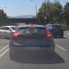 În Cluj-Napoca nu se ține cont de regulile de circulație. Șofer surprins în timp ce se întoarce pe dublă linie continuă: ,,A făcut și el o românească”-VIDE