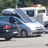 La Cluj a apărut un nou tip de mașină electrică: „Noul” model Tesla are panourile fotovoltaice la vedere și își ia energia de la Soare
