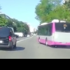 Mașină cu numere MAI filmată când depășește pe dublă linie continuă un autobuz care iese din alveolă:,,Trimite filmarea la poliție” - VIDEO