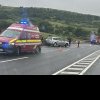 O mașină a intrat într-un parapet după un accident într-o comună din Cluj: Medicii au intervenit de urgență