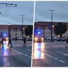 Pietonii din Cluj se cred mai presus de ambulanță! Au fost surprinși în timp ce traversau liniștiți strada prin fața unei ambulanțe în misiune - VIDEO