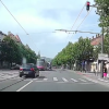Statul la semafor este pentru ,,fraieri”, la Cluj. O mașină surprinsă trecând pe roșu, după câteva secunde de când semaforul își schimbase culoarea - VIDEO