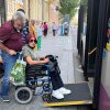 Tot respectul! Un șofer CTP a făcut un gest frumos pentru o femeie în scaun cu rotile: „E un gest care devine tot mai firesc în orașul nostru” -FOTO