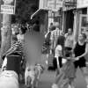 VIDEO Scene incredibile: O femeie și-a plimbat căinele astăzi pe străzi, complet dezbrăcată. Imagini nerecomandate minorilor
