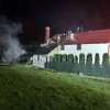 Bucătărie de vară și acoperișul unei case din Ilva Mare, afectate de incendiu