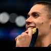 Adevăratul motiv pentru care sportivii își mușcă medaliile după curse: Un olimpic a rămas cu dintele ciobit în urma experienței